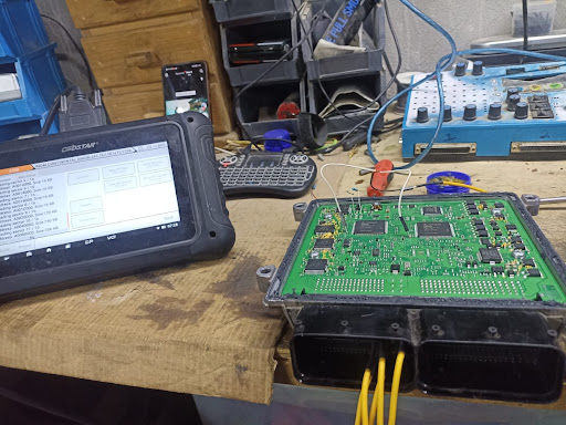 Reparación y programación de computadoras automotriz.