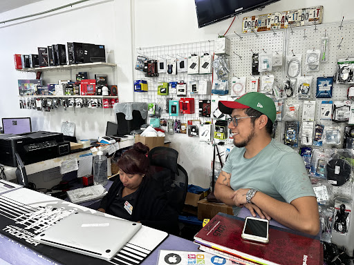 Anita & Fabian Mac + PC Rescue & Parts Tulum